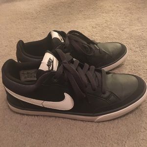 Nike black capri lll leather women’s sneakers